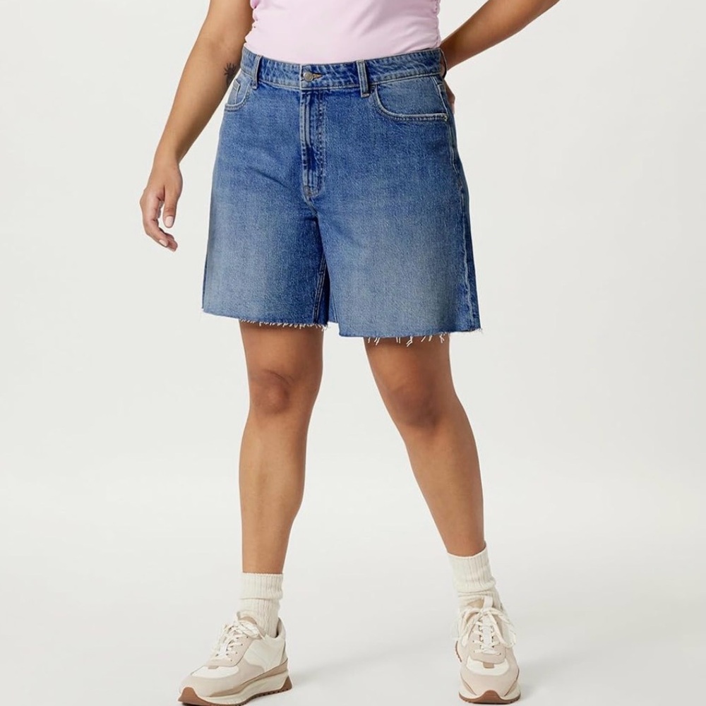 354P NWT The Drop Plus Size Mari Long Relaxed Denim Short - Size: 30 PLUS (40)